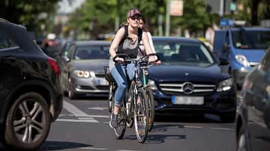 Fahrrad im dichten Verkehr
