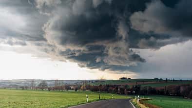 Radfahren bei Regen I Schwarze Gewitterwolken