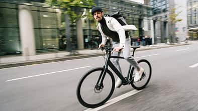 Fitness E-Bike I Coboc Sydney I Fahrbild Mann
