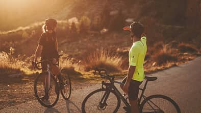 Sichtbarkeit auf dem Fahrrad I Van Rysel I Dämmerung Image Mann mit neongelbem Trikot