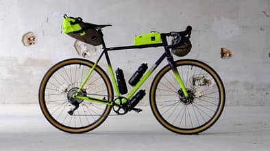 Custom-made Bikes made in Europe I Fern I Gravelbike mit Bikepackingtaschen in Seitenansicht
