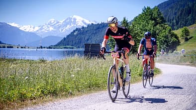 ROADBIKE-Redakteur Moritz Pfeiffer am Haidersee/Lago di San Valentino alla Muta mit Ortler im Hintergrund