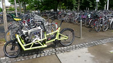 Cargobike parken I Voller Radständer und Lastenrad in erster Reihe