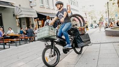 Elektrobike Test I Cargobike Moustache Lundi 20.5 I Fahrbild Mann Warentransport