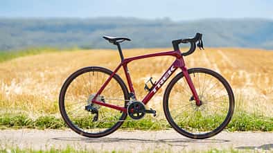 Trek Domane SL 6 AXS Gen 4,Rennrad,Seitenansicht vor Feld