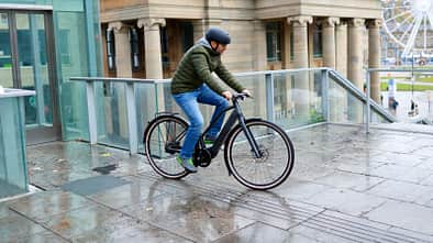 Light E-Bike Flyer Upstreet SL im urbanen Stuttarter Umfeld