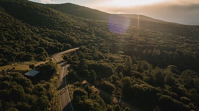 Sonnenschein über dem Parnon-Gebirge.