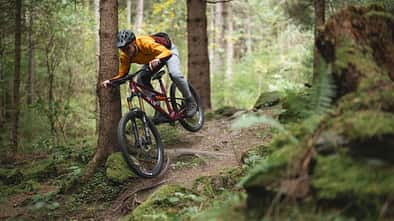 Das neue Enduro-Bike von Arc8 setzt auf den bekannten Slider-Hinterbau. Das Schweizer Carbon-Rad ist leicht und bietet spannende Details.