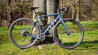 Fara,F/Gravel,Gravelbike,Gesamtansicht vor Baum,auf Wiese