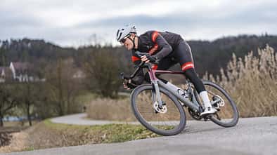 ROADBIKE-Redakteur Moritz Pfeiffer auf einem Focus Izalco Max
