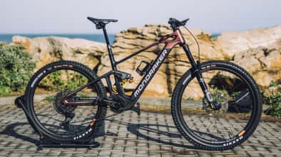 Die spanische Bikemarke Mondraker hat mit dem Dune ein neues Light-E-MTB mit Carbon-Rahmen und Bosch-Performance-SX-Motor vorgestellt.