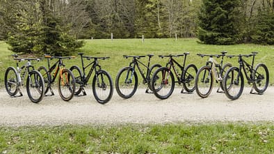 Wir haben sieben Bikes getestet, die allesamt von den Cross-Country-Profi-Fahrer*innen gefahren werden dürften.