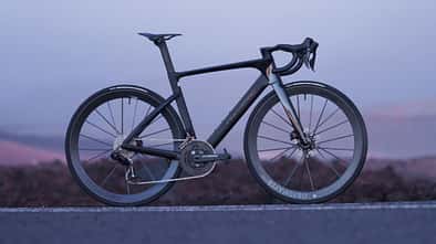 Corratec EVO Ultra,Rennrad,blauer Himmel Hintergrund,Seitenansicht
