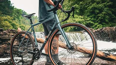 Breezer,Gravelbike, Inversion X,stehend,Mann hält Bike fest