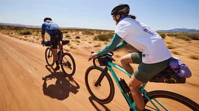 BMC,Gravelbike,Urs,zwei Fahrer,Wüste,von hinten,Actionfoto