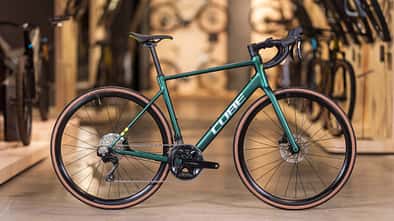 Cube Attain SLX,2025,Rennrad,Seitenansicht,heller Hintergrund