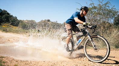Pfützenspaß mit dem Gravelbike beim Border Bash Aragon