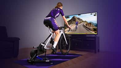 Rouvy,Indoor-App,weiés Rad vor Fernseher,Frau