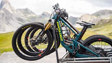 Die vierte Generation des Santa Cruz Hightower steht mit Carbon-Rahmen und 29-Zoll-Laufrädern auf dem Trail.