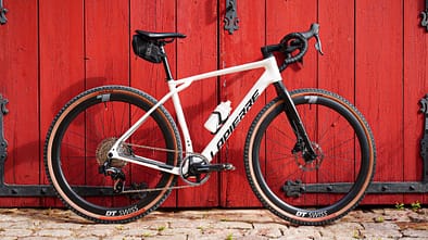 Lapierre Crosshill CF 2025,Gravelbike,Seitenansicht,rotes Holztor