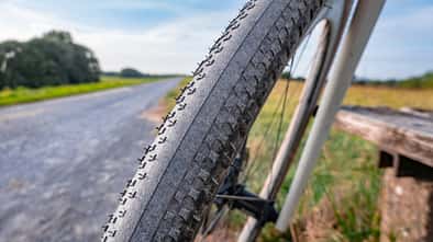 Hutchinson Caracal,Gravelreifen,Pneus,Semi-Slick,Schotterweg,Wiese links