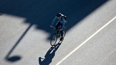 Fahrradpendler auf einem Radweg