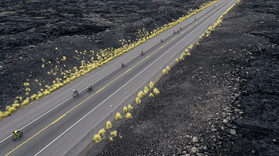 Luftaufnahme von Athleten, die während des VinFast IRONMAN World Championship am 26. Oktober 2024 in Kailua Kona, Hawaii, die Radstrecke befahren.