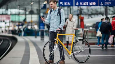 Mit Fahrrad auf dem Bahnsteig