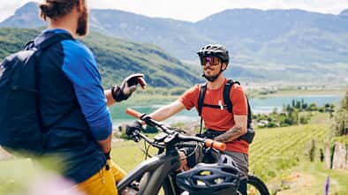 Kaltern am See,zwei Mountainbiker unterhalten sich