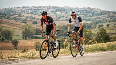 Zwei Rennradfahrer,Hügel,Sommer