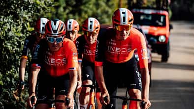 Kask,Ineos,2025,Team vor Auto,Rennrad
