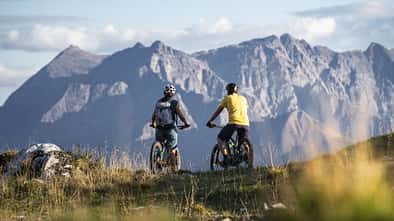 Mann und Frau auf Mountainbike in den Bergen Mann und Frau auf Mountainbike in den Bergen