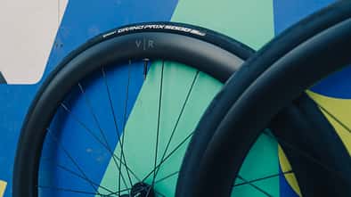 Van Rysel Carbon Laufräder VR 35 VR 50,Decathlon,schräg vor bunter Wand