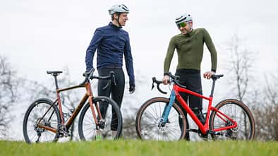 Gravelbike,Vergleich,ARC8,BMC,Fahrer stehen an Rädern