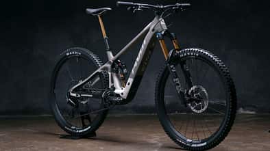 Das neue Pivot Shuttle SL/AM kommt mit kraftvollem Bosch-SX-Motor, leichtem Carbon-Rahmen und einer edlen Ausstattung. Das Light-E-MTB hat mehr Federweg, mehr Power und das bei einem Gewicht unter 18 kg. Auch das neue Bosch-400C-Display kann verbaut werden.