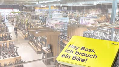Linexo Werbe-Postkarte vor dem Draufblick auf die Fahrrad XXL Filiale Kaler