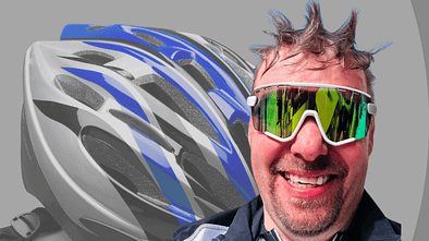 Radfahrer ohne Helm mit eindeutiger Helmfrisur