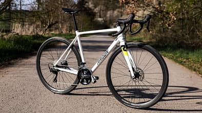 Radon R! 105 Disc, Rennrad,ROADBIKE,Test,schräge Ansicht