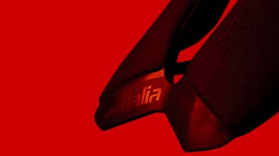 Selle Italia SLR,Rennradsattel,roter Hintergrund,Sattelende
