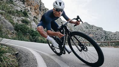 S-Works,Radsportbekleidung,Specialized,Fahrer in Kurvenlage