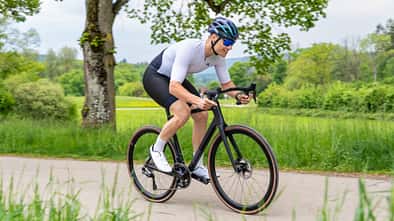 Rose Reveal Ultegra Di2,Rennrad,ROADBIKE,Action mit lachendem Fahrer