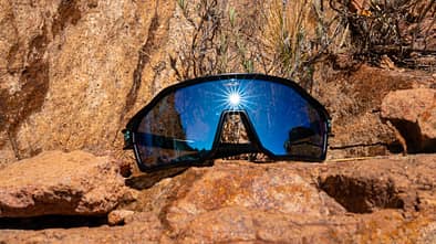 SunGod Velans Matte Black,Sonnenbrille,Radbrille,auf Felsen liegend