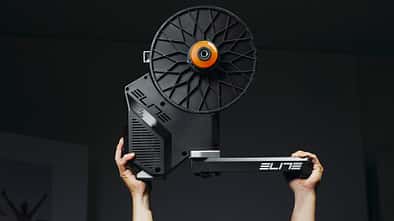 Elite Rivo mit Zwift Cog and Click,Rollentrainer,in der Luft haltend