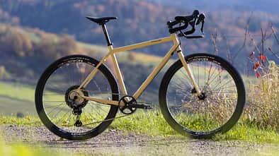 Tout Terrain Vasco GT 28 Select 6.3,Gravelbike,Seitenansicht,Schotterweg,Wiese