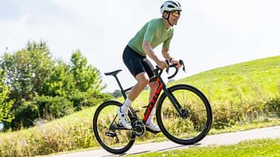 Rennrad,BMC Teammachine SLR01,ROADBIKE Test,Actionfoto,Wiegetritt,leiht schräger Ausschnitt,Wiese