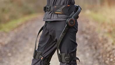 Über zwei Carbon-Stäbe sind die Beine mit den Motoren am Hüft-Gurt verbunden