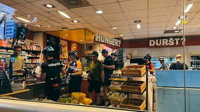 Tankstelle,Radfahrer,Aufnahme im Shop