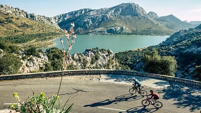 Radfahrer auf einer idyllischen Küstenstraße