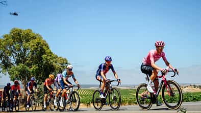 Fahrer bei der Tour Down Under bei blauem Himmel. 