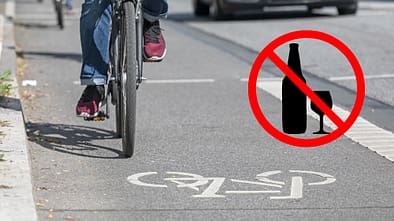 Radfahrer auf Radstreifen mit Alkohol-verboten-Symbol